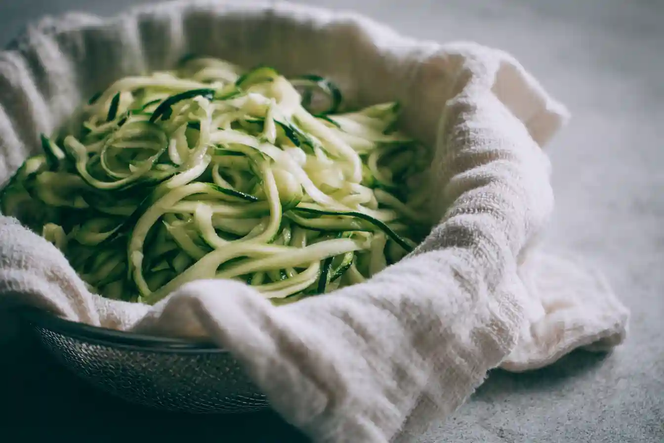 Zucchini Puffer auf Küchenpapier – frisch gebraten und duftend